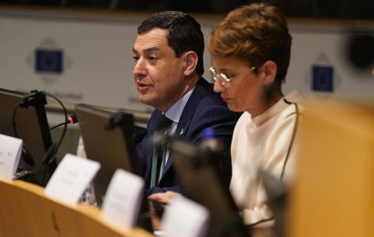 Moreno defiende la importancia de las regiones en Europa y pide a la Comisión que les garantice fondos Moreno defiende la importancia de las regiones en Europa y pide a la Comisión que les garantice fondos