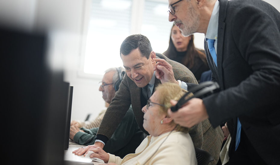 Juanma Moreno observa las actividades de una residente del centro de d&iacute;a de P&aacute;rkinson Bah&iacute;a de C&aacute;diz.