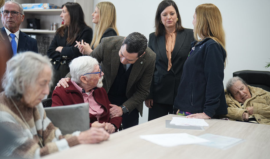 Juanma Moreno charla con un residente del nuevo centro de d&iacute;a de P&aacute;rkinson.