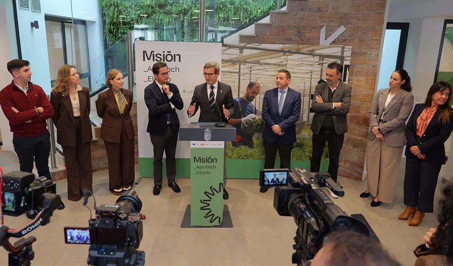 El consejero de Industria, Energ&iacute;a y Minas atiende a los medios de comunicaci&oacute;n.