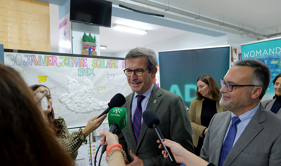 El consejero de Industria, Energ&iacute;a y Minas y presidente de la Agencia Digital de Andaluc&iacute;a (ADA), Jorge Paradela, atiende a los medios junto al viceconsejero de Desarrollo Educativo y Formaci&oacute;n Profesional, Pablo Quesada.
