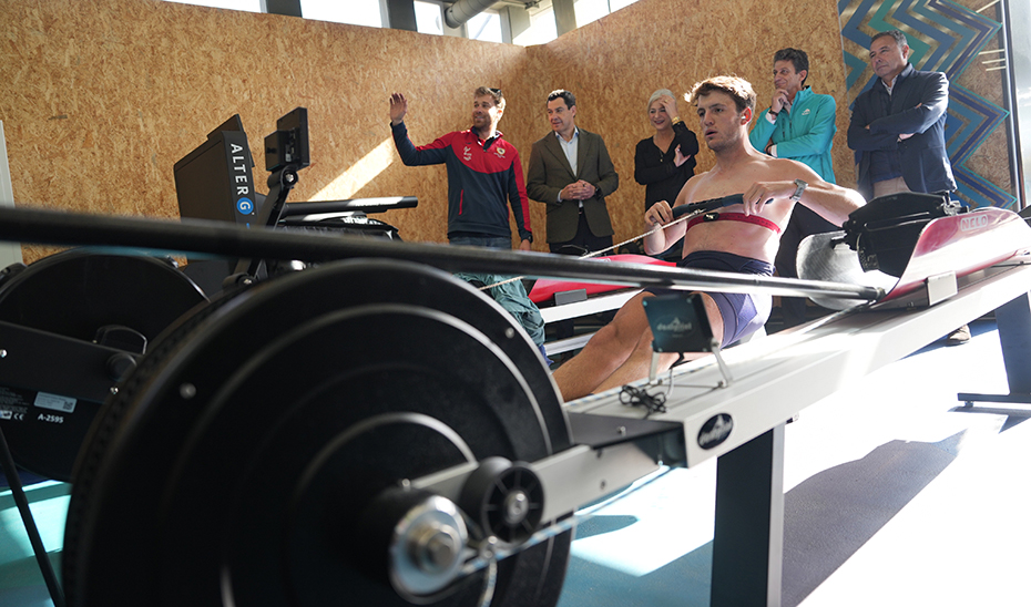Juanma Moreno, acompa&ntilde;ado del resto de autoridades, durante su recorrido por las instalaciones del CEAR de la Cartuja.