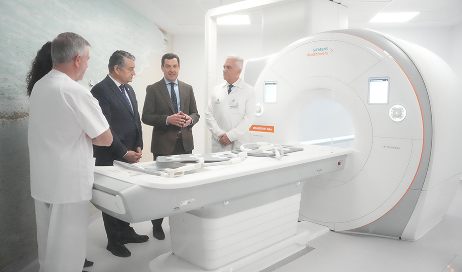 Juanma Moreno y Antonio Sanz atienden comprueban, junto a los profesionales m&eacute;dicos, la renovaci&oacute;n del equipamiento sanitario.