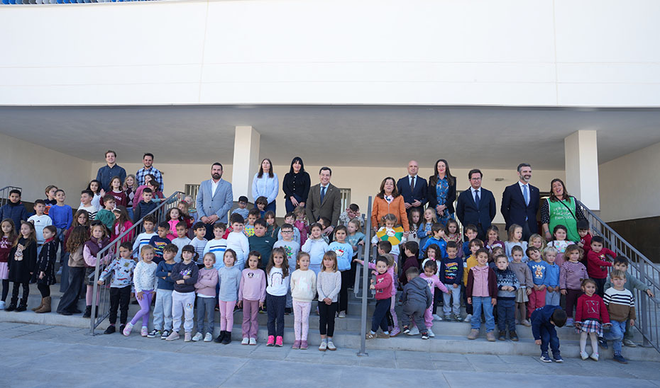 Foto de familia de Juanma Moreno con el equipo de profesores y alumnos del CEIP Bah&iacute;a de Almerimar, en El Ejido (Almer&iacute;a).