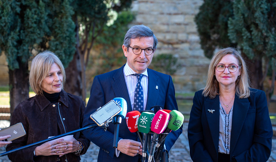 El consejero Paradela atiende a los medios en Jerez junto a la alcaldesa de la localidad, Mar&iacute;a Jos&eacute; Garc&iacute;a-Pelayo, y la directora gerente de la Agencia Andaluza de la Energ&iacute;a, Natalia M&aacute;rquez.