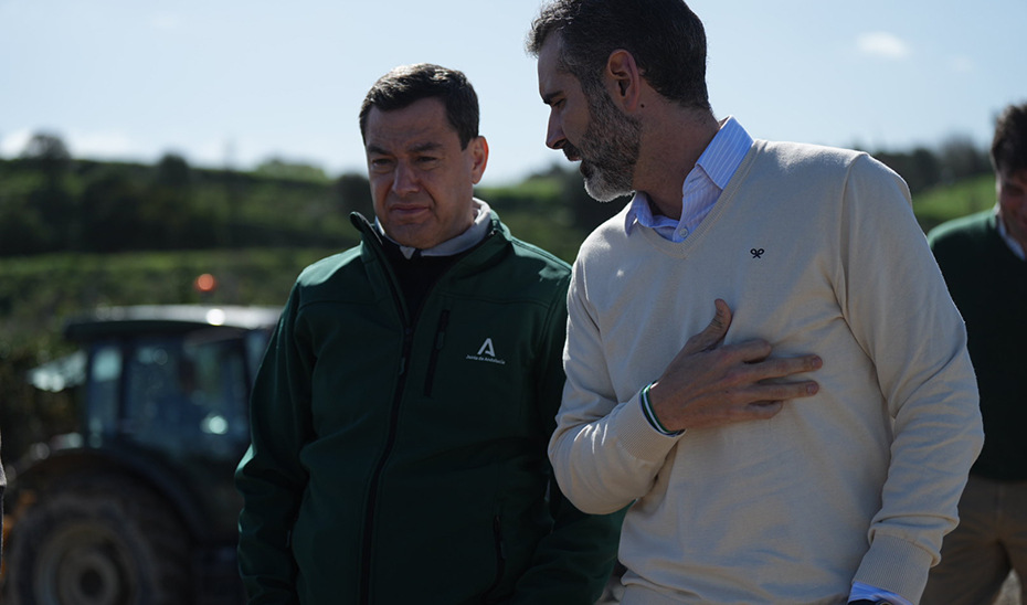 El presidente andaluz, Juanma Moreno, junto al consejero de Agricultura, Ram&oacute;n Fern&aacute;ndez-Pacheco, durante la visita.