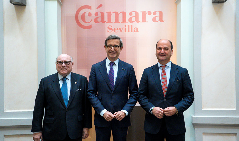 El consejero Paradela junto al vicepresidente primero de la C&aacute;mara de Comercio de Sevilla, Francisco Moreno Muruve, y al delegado territorial de la Consejer&iacute;a en la provincia de Sevilla, Antonio Ram&iacute;rez.