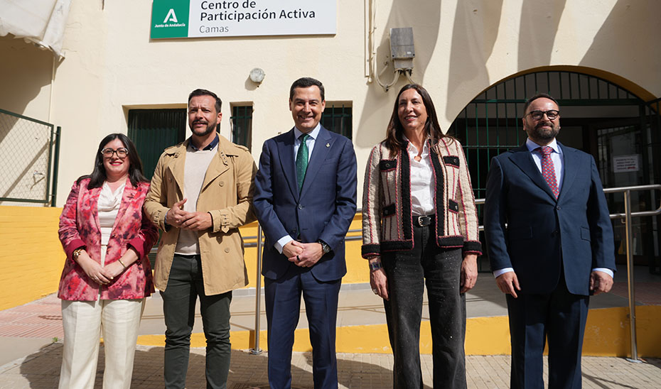 El presidente andaluz, Juanma Moreno, junto a las autoridades y responsabes del centro de participaci&oacute;n activa de Camas (Sevilla).