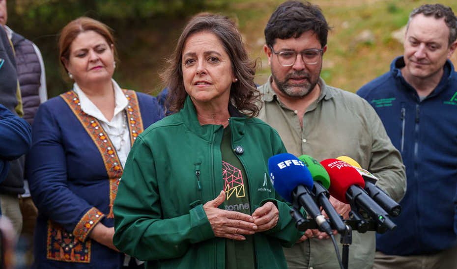 Catalina Garc&iacute;a atiende a los medios de comunicaci&oacute;n tras la liberaci&oacute;n de los linces.