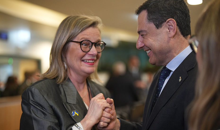 El presidente andaluz, Juanma Moreno, antes de la reuni&oacute;n con los jefes de las delegaciones nacionales participantes en el Comit&eacute; de las Regiones.