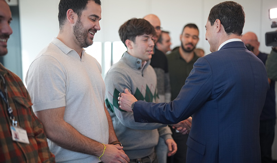 El presidente de la Junta saluda a los profesionales andaluces que trabajan actualmente en la sede central del IMEC.