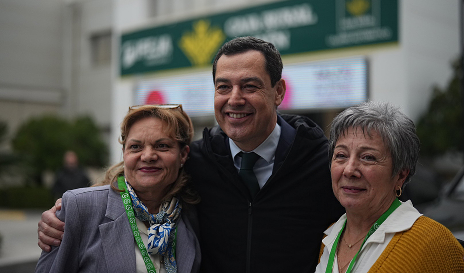 Juanma Moreno, presidente de la Junta, con dos de las participantes en el encuentro, Juanma Moreno, presidente de la Junta, con dos de las participantes en el encuentro, momentos previos al acto inaugural.
