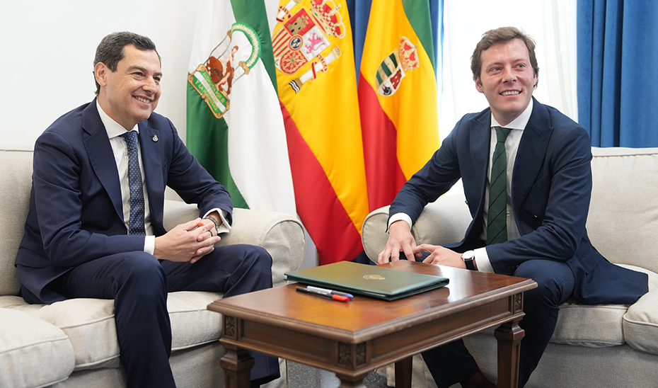 El presidente de la Junta, Juanma Moreno, junto al alcalde de Los Molares, Jos&eacute; Veira, en un momento de la visita institucional que ha realizado al municipio.