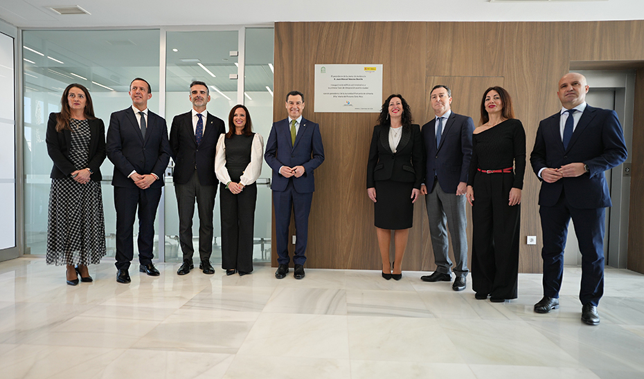 Moreno, acompa&ntilde;ado del resto de autoridades, junto a la placa conmemorativa de la inauguraci&oacute;n de la primera fase del Proyecto Puerto-Ciudad de Almer&iacute;a.
