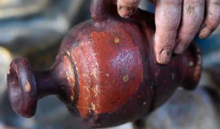 El proceso de eliminaci&oacute;n de repintes ha permitido devolver el primitivo tono rojizo con adornos dorados al cantarito que porta el Ni&ntilde;o.