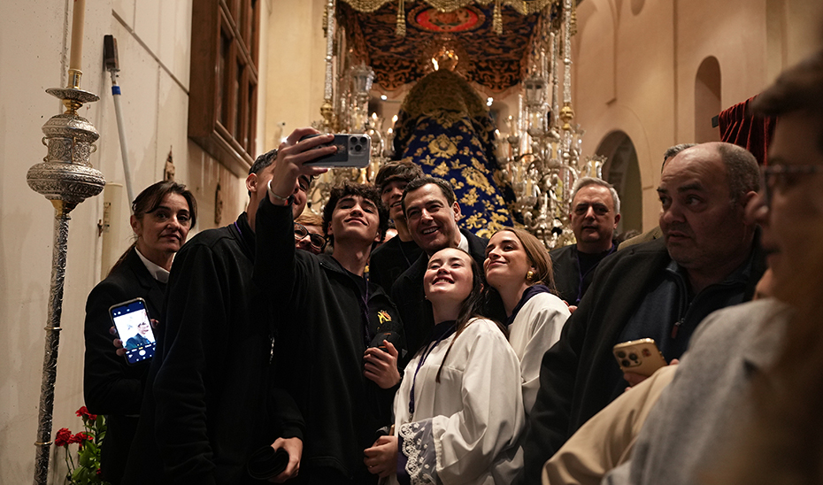 El presidente de la Junta de Andaluc&iacute;a se fotograf&iacute;a con nazarenos y hermanos de 'El abuelo' en la Madrugada de la Semana Santa jiennense.
