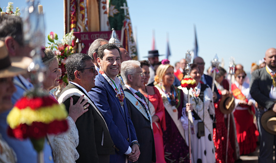 El presidente de la Junta, Juanma Moreno, en el Cerro del Cabezo, durante el desarrollo de la romer&iacute;a.