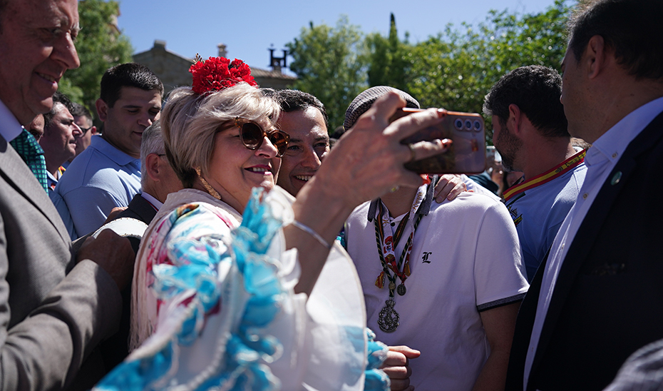 Juanma Moreno se fotograf&iacute;a con los romeros.